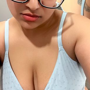 Model - Goddess Sonia happytrail