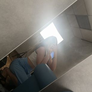 Model - LucyGoldi feet