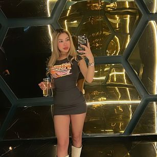 Model - mueca bella consolador