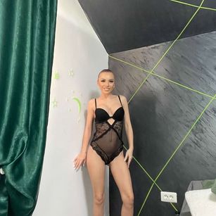 Model - Selena Falls pussy