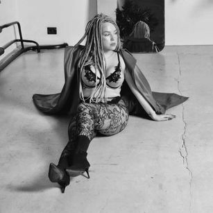 Model - Nikki_Kai oil