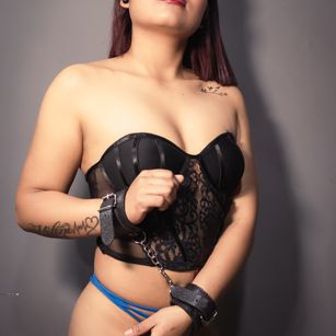 Model - Hannah Dubois Fingering