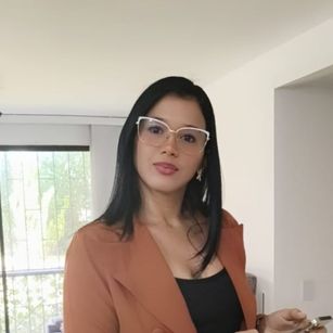 Model - NahomiLatin LATIN