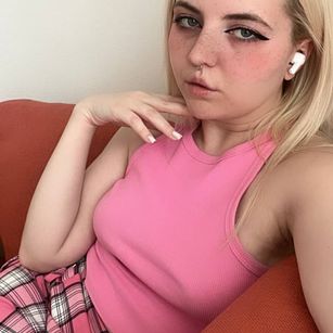 Model - Vivian brunette