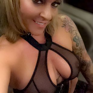 Model - AnniLovexxx tattoos