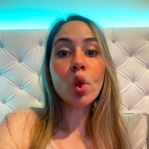 Model - Heidy Kung dildo