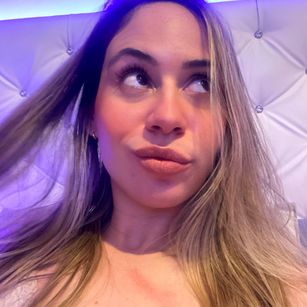 Model - Heidy Kung dildo