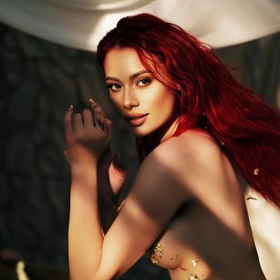 Model - Ayla redhead