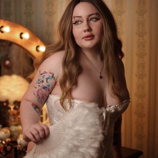 Model - Molli deepthroat