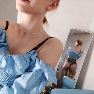 Model - LucyGoldi feet