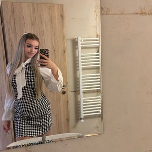 Model - ArianaSparkle fingers