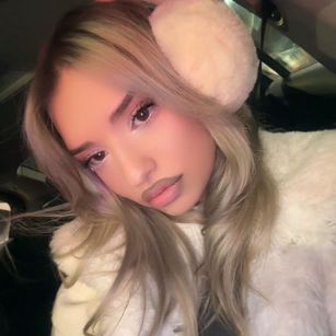 Model - ArianaSparkle blonde