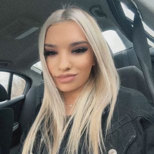 Model - ArianaSparkle fingers