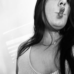 Model - Vanesa Holmes brunette