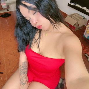 Model - HotSnow_white squirt