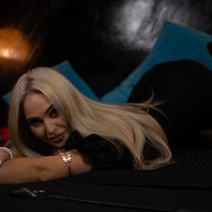 Model - Bia Kristal anal