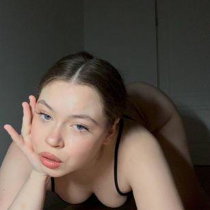 Model - Eva Moore striptease