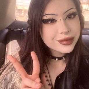 Model - Venomeovvv young