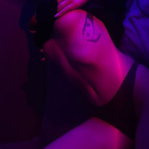 Model - Vikky feet