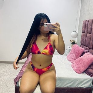 Model - MelanyLou petite