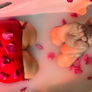 Model - MiaaSmailll footfetish