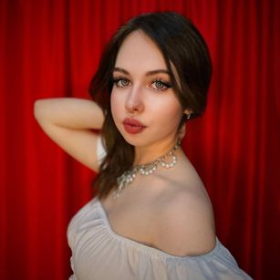 Model - DraculauraTepes heels