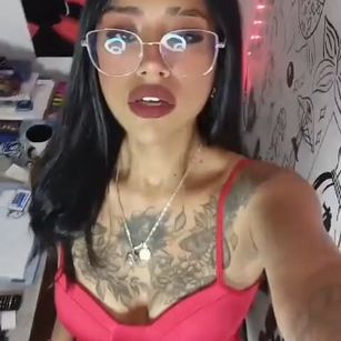 Model - Sarah Monroe brunette