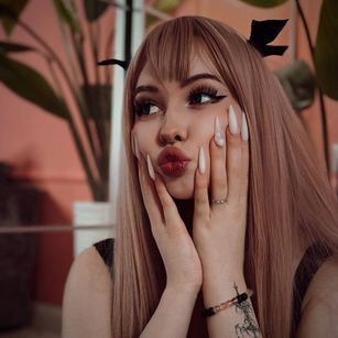 Model - DraculauraTepes squirt