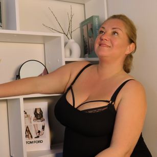 Model - JenniferLight bigboobs