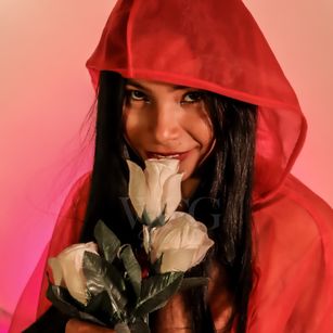 Model - Charlotte Joones brunette