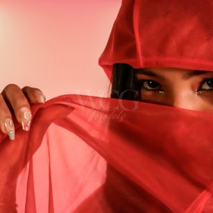 Model - Charlotte Joones latina