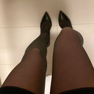 Model - LUNABLONDSEXY feet