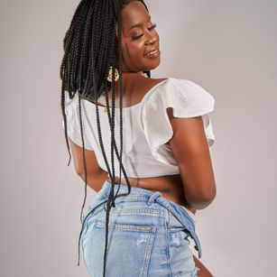 Model - Naomi Crown latina