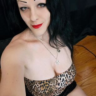 Model - Miss Morticia Curvy