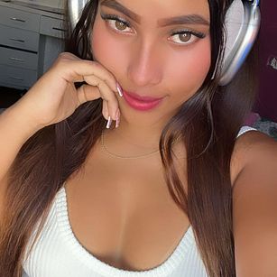 Model - Sofia Bennet bigboobs