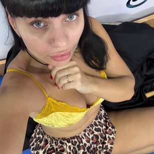 Model - SophiaSparkle golderrain