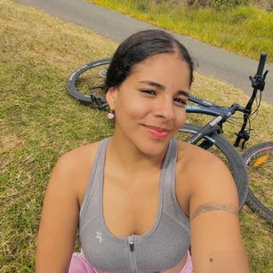 Model - Isis Gil footshow