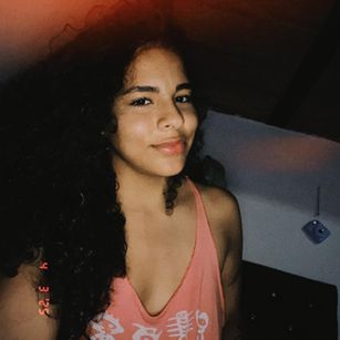 Model - Isis Gil curly