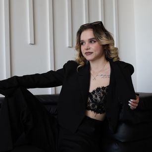 Model - EmelyHoward smile