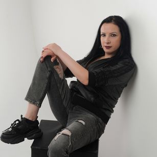 Model - ElizabethSho feet