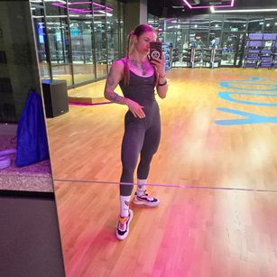 Model - ZlataFitGoddess tight