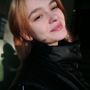 Model - LucyGoldi feet