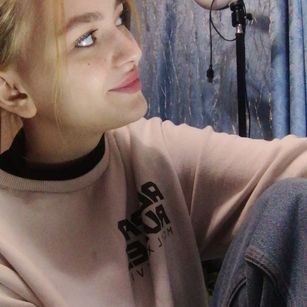 Model - LucyGoldi mistress