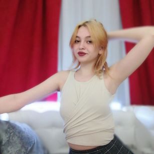 Model - LucyGoldi feet