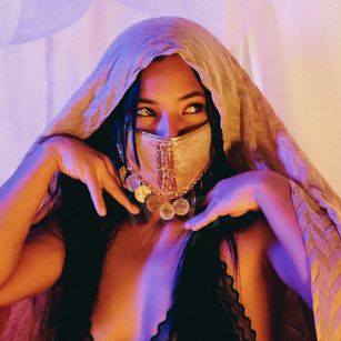 Model - Charlotte Joones brunette