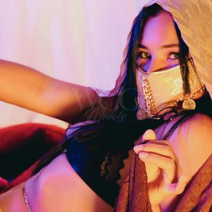 Model - Charlotte Joones brunette