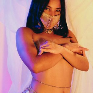 Model - Charlotte Joones latina