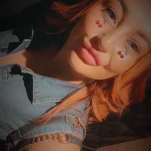 Model - Sexyredhead27 kiss