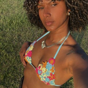 Model - Curly hair Rican milf