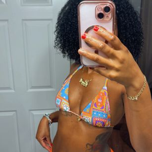 Model - Curly hair Rican Latina